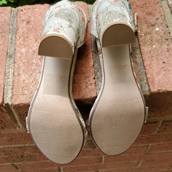 Fabric covered block heel sandals - Picture 8 of 11